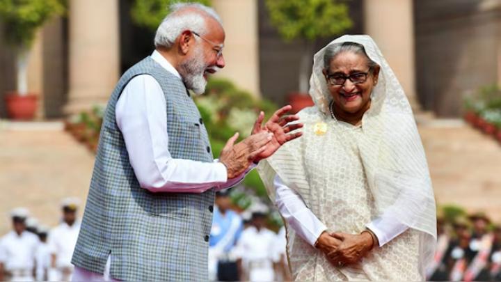 রাতের গভীরে শেখ হাসিনাকে হঠাৎ কোথায় সরিয়ে নিল ভারত